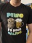 Zbliżenie na nadruk DTF czarnej koszulki "PIWO TO MOJE PALIWO"