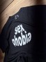 Model prezentuje czarną koszulkę "SEX PHOBIA" z nadrukiem z przodu