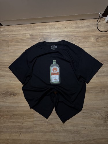 Czarna koszulka "DARK GREEN" pokazana jako produkt z przodu