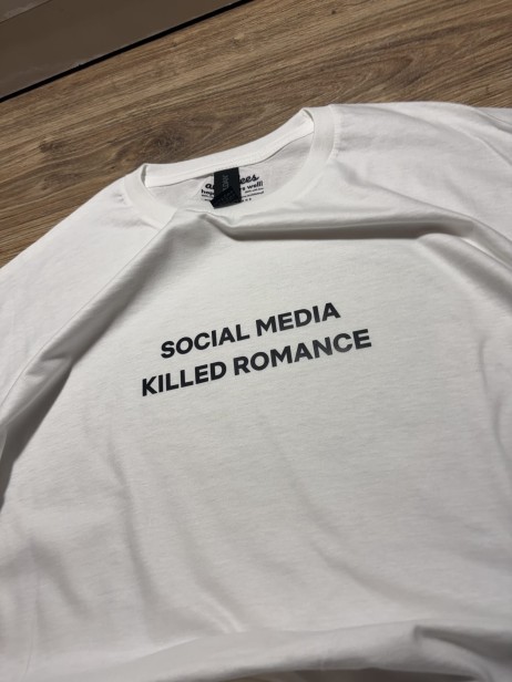 Zbliżenie na nadruk DTF koszulki "SOCIAL MEDIA KILLED ROMANCE"
