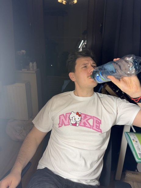Koszulka "F*CK KITTY - RÓŻOWA" – biała koszulka z kreskówkowym nadrukiem w różowym wariancie kolorystycznym