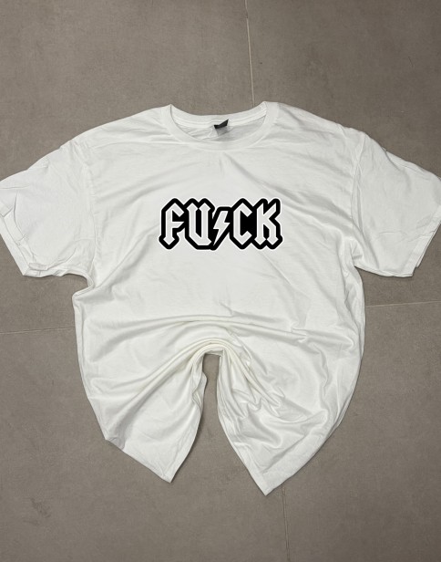 Koszulka z krótkim rękawem i wyrazistym napisem w streetwearowym stylu.