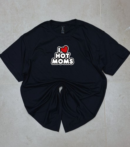 Czarna koszulka I LOVE HOT MOMS z humorystycznym nadrukiem z przodu.