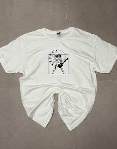 Biały T-shirt ARCIAS 150 gsm z nadrukiem DTF w artystycznym stylu.