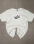 Biały T-shirt ARCIAS 150 gsm z minimalistycznym nadrukiem DTF.
