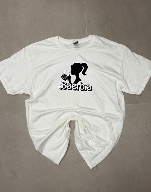 Biały T-shirt ARCIAS 150 gsm z autorskim nadrukiem DTF.