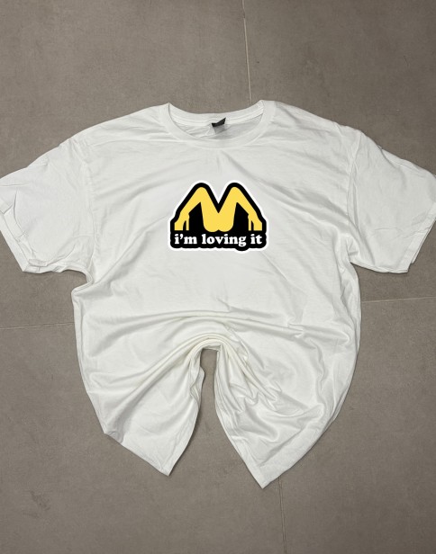 Biały T-shirt ARCIAS 150 gsm z nadrukiem DTF w streetwearowym stylu.