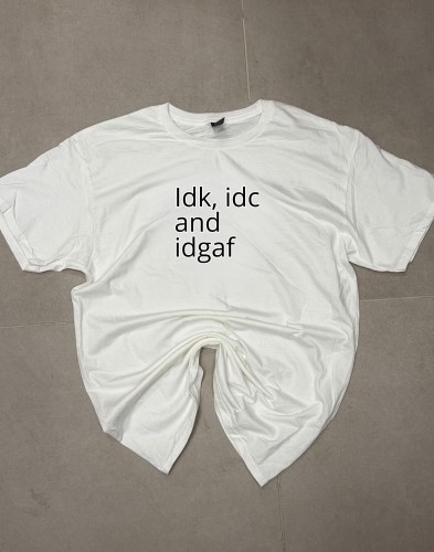 Biały T-shirt ARCIAS 150 gsm z minimalistycznym nadrukiem DTF.