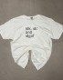 Biały T-shirt ARCIAS 150 gsm z minimalistycznym nadrukiem DTF.