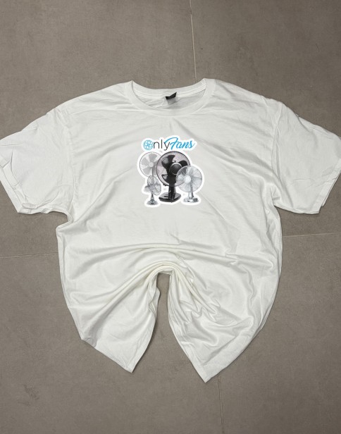 Biały T-shirt ARCIAS 150 gsm z ironicznym nadrukiem DTF.