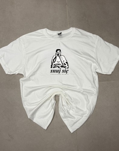 Biały T-shirt ARCIAS 150 gsm z nadrukiem DTF w miejskim stylu.