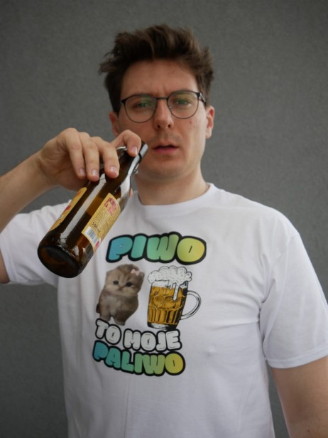 Model prezentuje białą koszulkę "PIWO TO MOJE PALIWO" z nadrukiem z przodu