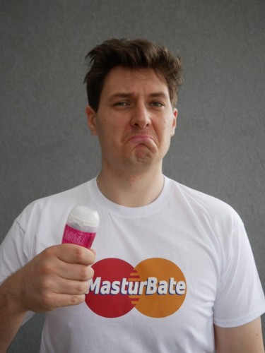 Model prezentuje białą koszulkę "Masturbate" z nadrukiem z przodu
