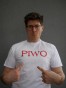Model prezentuje białą koszulkę "PIWO" z nadrukiem z przodu