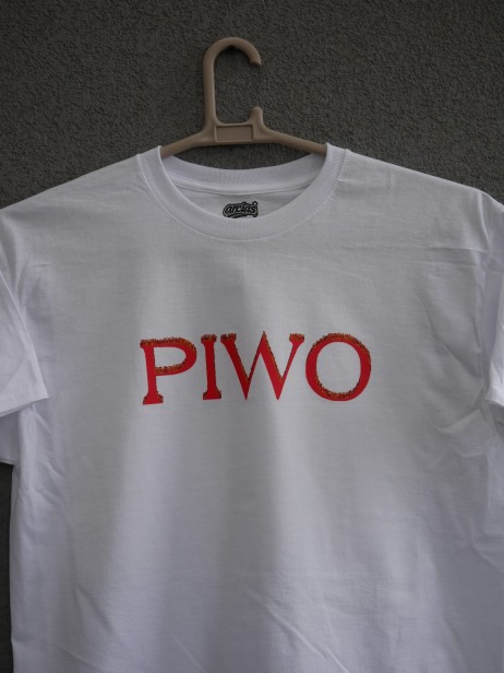 Biała koszulka "PIWO" pokazana jako produkt z przodu