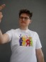 Model prezentuje białą koszulkę "F*CK TELETUBBIES" z nadrukiem z przodu