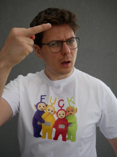 Model prezentuje białą koszulkę "F*CK TELETUBBIES" z nadrukiem z przodu