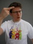 Model prezentuje białą koszulkę "F*CK TELETUBBIES" z nadrukiem z przodu