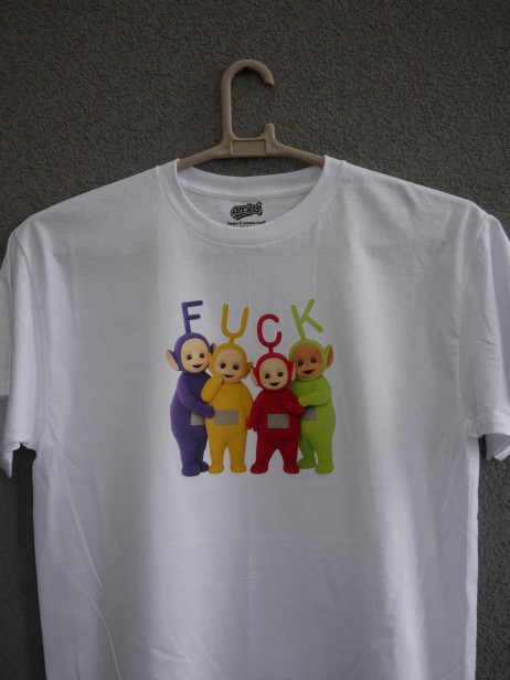 Zbliżenie na nadruk DTF koszulki "F*CK TELETUBBIES"