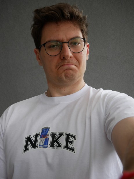 Koszulka "GET YA WINGS" – biała koszulka z nadrukiem inspirowanym puszką napoju i energicznym klimatem