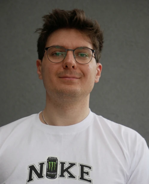 Biała koszulka "UNLEASH THE BEAST" pokazana jako produkt z przodu