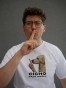 Model prezentuje białą koszulkę "CICHO BĄDŹ CWELU" z nadrukiem z przodu