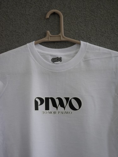 Zbliżenie na nadruk DTF koszulki "PIWO MOJE PALIWO"
