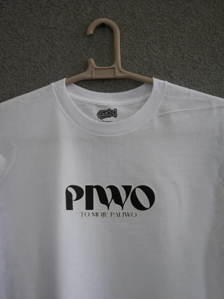 Zbliżenie na nadruk DTF koszulki "PIWO MOJE PALIWO"