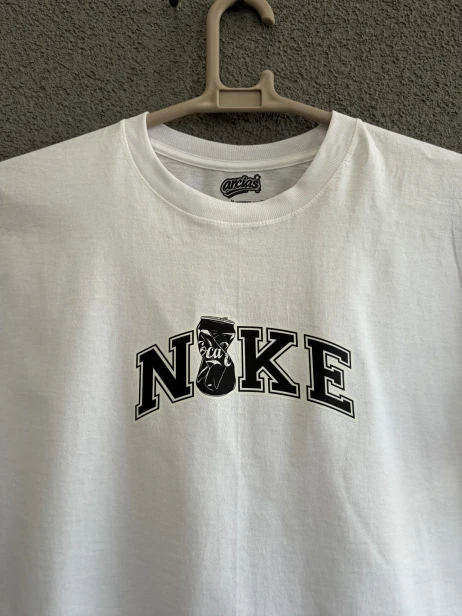 Zbliżenie na nadruk DTF koszulki "COKE"