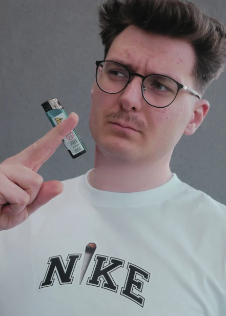 Model prezentuje białą koszulkę "BUCH - joint" z nadrukiem z przodu