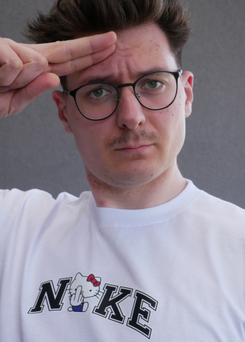 Model prezentuje białą koszulkę "SOFT REBEL" z nadrukiem z przodu hello kitty fuck