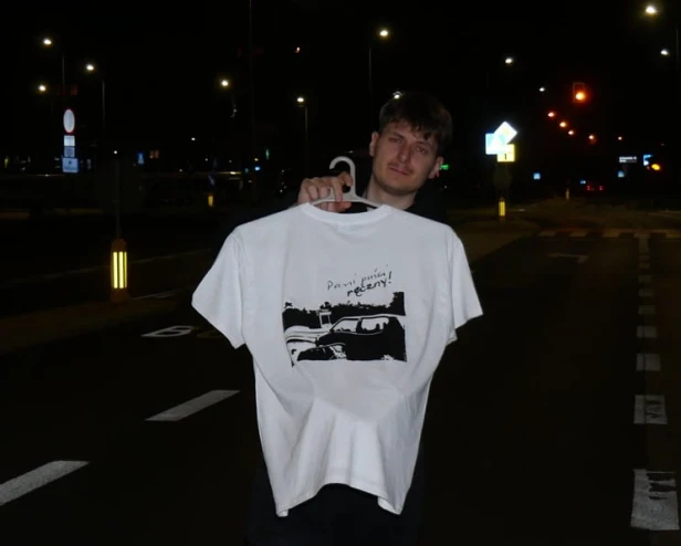 Koszulka streetwear z dużym nadrukiem DTF i autorskim hasłem.