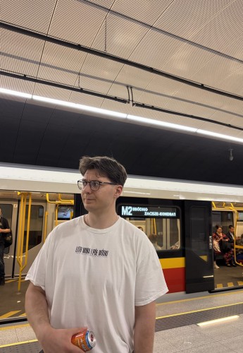 Taco Concerts T-Shirt LIMITED na modelu, zdjęcie w przestrzeni miejskiej.