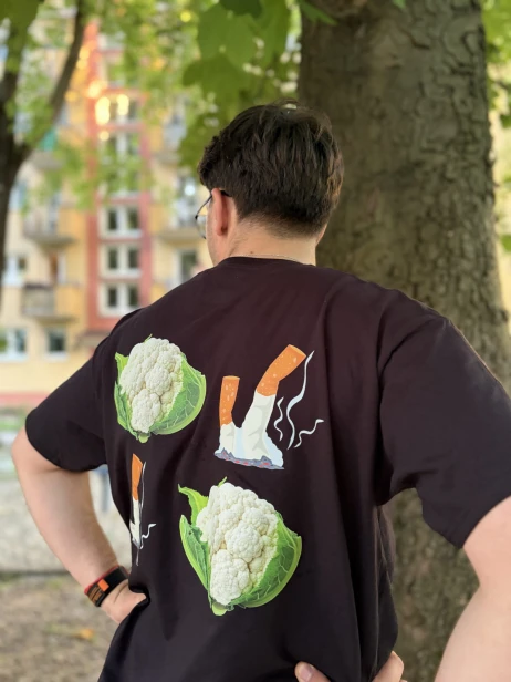 Czarna koszulka Kalafiory i Szlugi z dużym nadrukiem na plecach.
