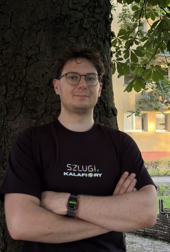 Limitowany T-shirt ARCIAS z nadrukiem kalafiorów i papierosowego motywu.