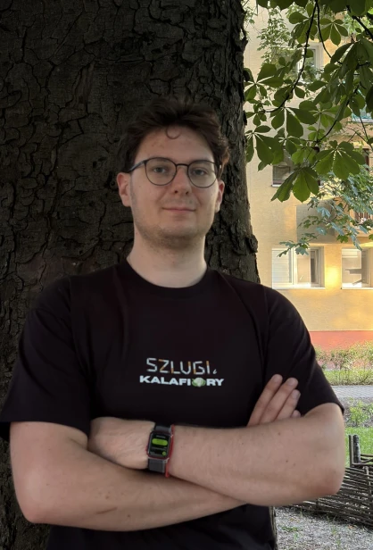 Limitowany T-shirt ARCIAS z nadrukiem kalafiorów i papierosowego motywu.