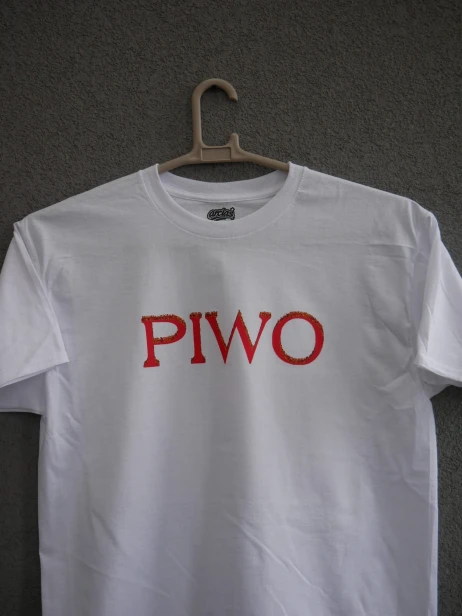 Koszulka "PIWO" – biała koszulka z minimalistycznym nadrukiem tekstowym w barowym klimacie