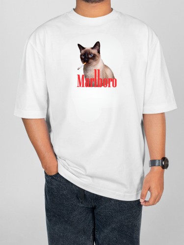 A Cat with a Cigarette T-Shirt LIMITED z nadrukiem kota na białej koszulce.