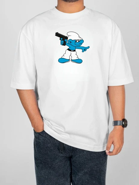 Koszulka z krótkim rękawem i kolorowym nadrukiem smerfa z bronią, pistoletem streetwearowym.