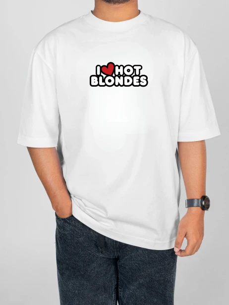 Biała koszulka I LOVE HOT BLONDES z humorystycznym nadrukiem tekstowym.