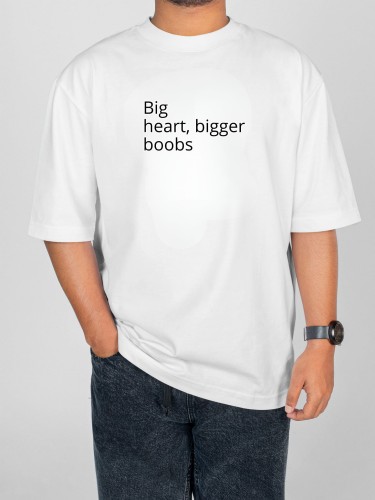 Biała koszulka BIG HEART, BIGGER BOOBS z nadrukiem tekstowym z przodu.