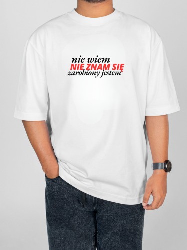 Biała koszulka NIE WIEM NIE ZNAM SIĘ ZAROBIONY JESTEM z nadrukiem tekstowym.