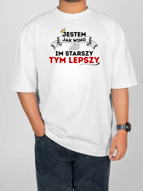 Biała koszulka JESTEM JAK WINO IM STARSZY TYM LEPSZY z humorystycznym nadrukiem.