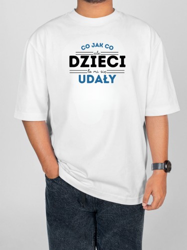 Biała koszulka CO JAK CO ALE DZIECI TO MI SIĘ UDAŁY z nadrukiem tekstowym.