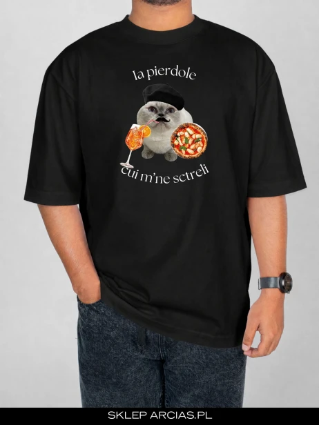 Czarna koszulka LA PIERDOLĘ z humorystycznym nadrukiem kota w berecie, pizzą i drinkiem.