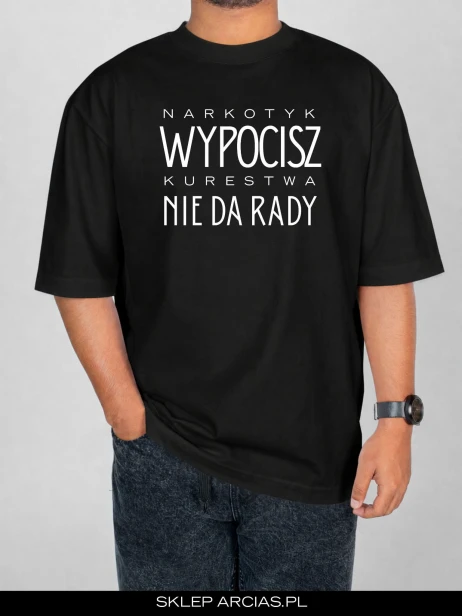 Czarna koszulka NARKOTYK WYPOCISZ KURESTWA NIE DA RADY z białym nadrukiem tekstowym.
