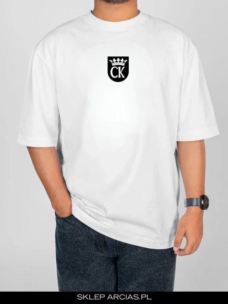 Biały T-shirt ARCIAS 205 gsm z nadrukiem CK z przodu oraz dużym nadrukiem DTF na plecach.